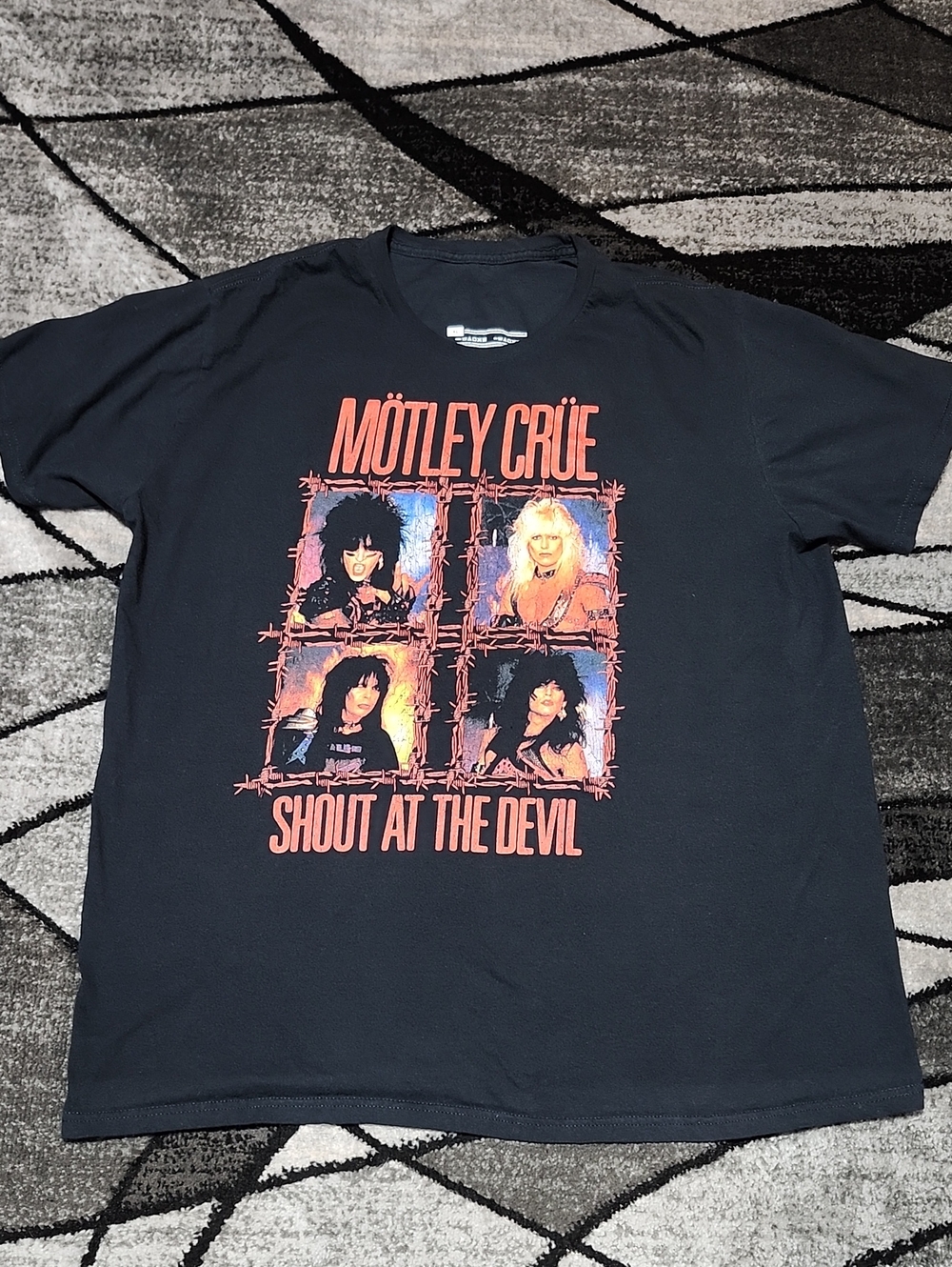 GILDAN MOTLEY CRUE BLACK "SHOUT AT THE DEVIL" GRAPHIC COTTON CREW TEE-SHIRT